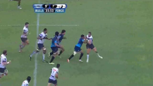 VIDEO. Super Rugby. Le demi de mêlée Rudy Paige ridiculise son vis-à-vis en le faisant reculer sur 40m 