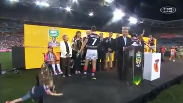 VIDEO. Rugby à XIII : Un gamin puni après avoir fait l'idiot lors de la remise du trophée de la NRL