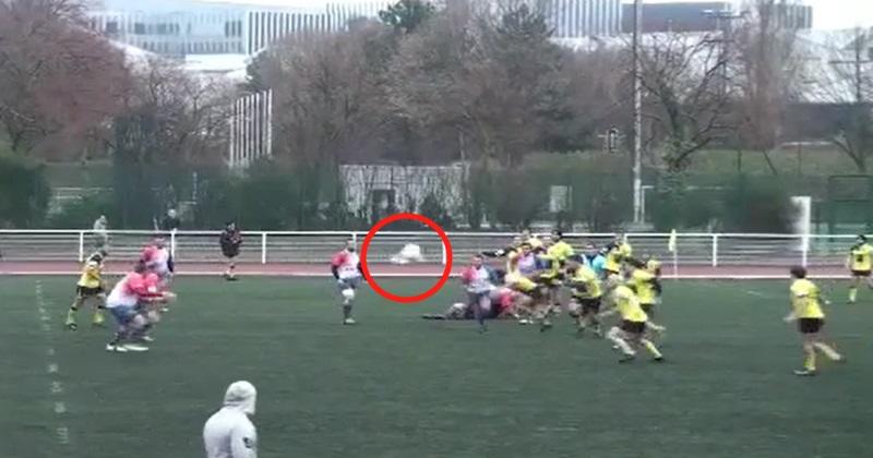 Rugby Amateur : le ballon se cache sous un maillot... et le jeu continue comme si de rien n'était [Vidéo]