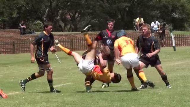 VIDEO. Rugby amateur #43 : Un jeune scolaire retourne et enfonce son adversaire dans le sol avec un raffut