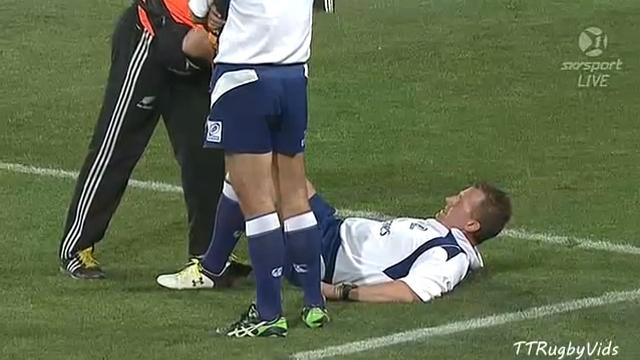 VIDEO. Rugby Championship : Nigel Owens tente de suivre une interception et le paye 