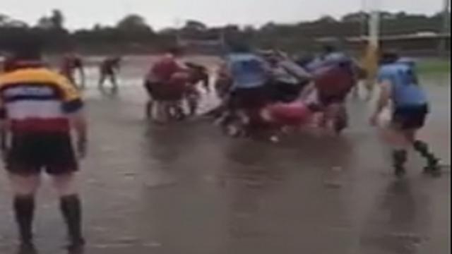 VIDEO. INSOLITE. En Australie un match de rugby se déroule sur une pelouse transformée en piscine