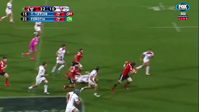 VIDEO. Super Rugby. Le 2e ligne Sam Whitelock ridiculise les Reds sur 60m pour l'essai de la saison 	