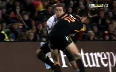 SBW caresse la mâchoire de Pat Lambie façon XIII