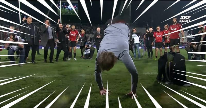 VIDÉO. INSOLITE. Scott Robertson enflamme la pelouse après le titre des Crusaders