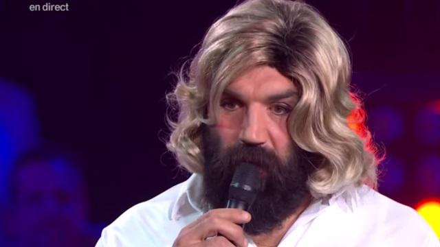 VIDEO. Déguisé en femme, Sébastien Chabal chante du Chantal Goya en direct à la télévision