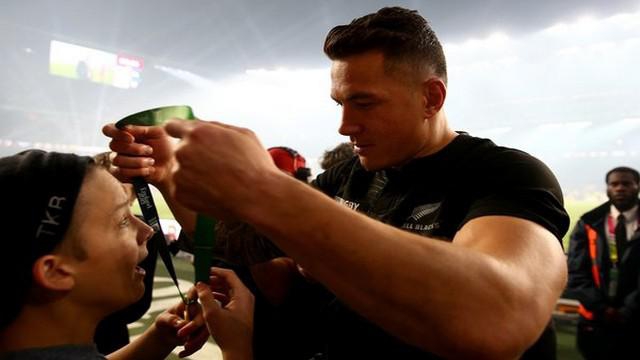 PHOTOS. INSOLITE. Sonny Bill Williams donne sa médaille de champion du monde à un jeune fan stoppé par la sécurité