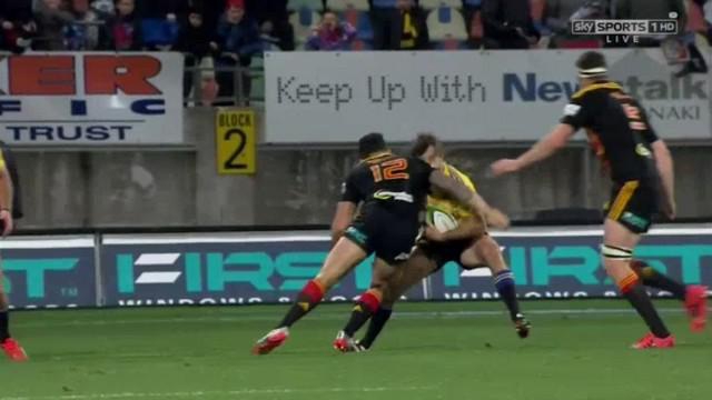 VIDEO. Super Rugby. Sonny Bill Williams replace le nez de Conrad Smith avant de subir le même sort 