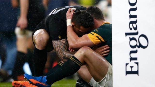 PHOTOS. Sonny Bill Williams vient consoler Jesse Kriel après la victoire des All Blacks sur l'Afrique du Sud