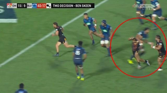 VIDEO. Super Rugby - Steven Luatua voit rouge après une vilaine manchette sur Tim Nanai-Williams