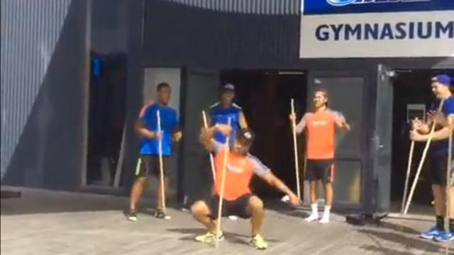 VIDEO. Super Rugby : le All Black Francis Saili se prend pour une danseuse de pole dance