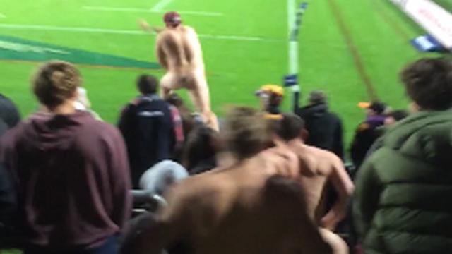 VIDEO. Super Rugby - Au plus près des trois streakers qui ont fait le show lors de Chiefs - Hurricanes