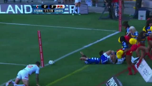 VIDEO. Super Rugby. Bryce Heem termine dans les pompom girls après un incroyable sauvetage