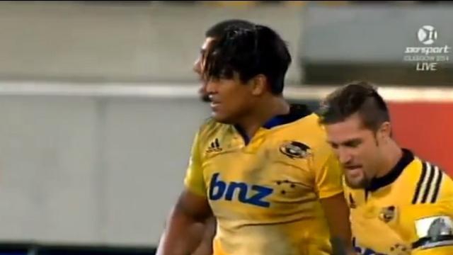 VIDEO. Super Rugby - Julian Savea alterne entre puissance et finesse pour punir les Blues