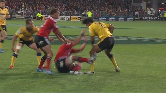 VIDEO. Super Rugby - Le surpuissant Julian Savea pose Kieran Read sur le cul et offre l'essai