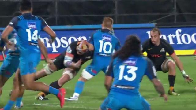 VIDEO. Super Rugby : Tomas Lavanini fait du petit bois d'Ihaia West avec un arrêt buffet d'école