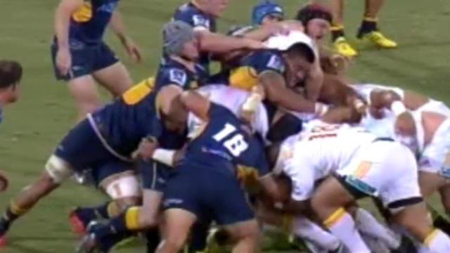 VIDEO. Super Rugby : David Pocok cité après une prise au cou dangereuse sur Michael Leitch