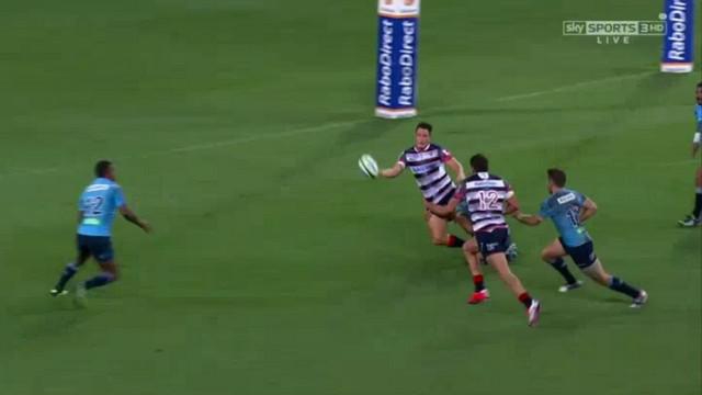 VIDEO. Super Rugby. La superbe passe vissée et lobée à une main de Mike Harris pour l'essai