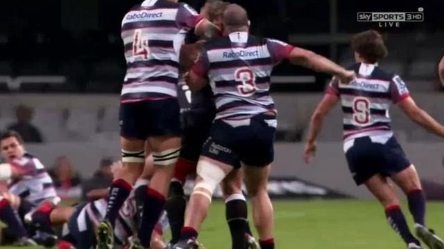 VIDEO. Super Rugby. Laurie Weeks confond le visage de Jannie du Plessis avec un sac de frappe 