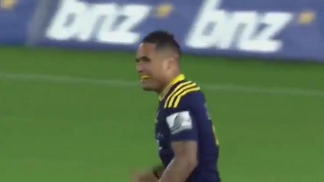 VIDEO. Super Rugby. Le filou Aaron Smith marque un essai indéfendable 