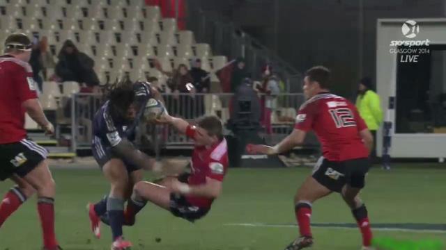 VIDEO. Super Rugby - La machine Ma'a Nonu fait exploser Colin Slade avec une charge monstrueuse