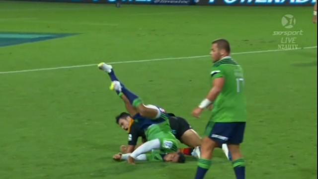 VIDEO. Super Rugby. Malakai Fekitoa mange la pelouse sur un plaquage dangereux de James Lowe