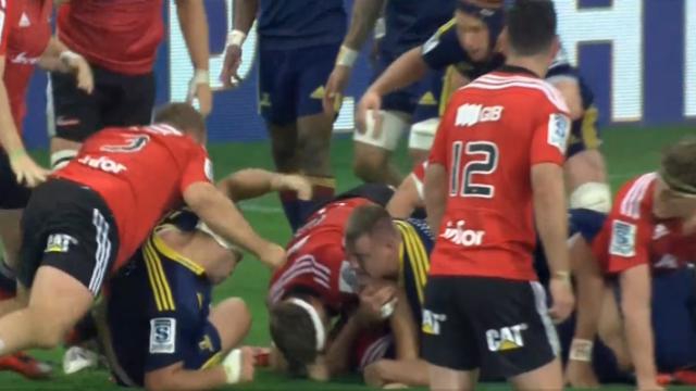 VIDÉO. SUPER RUGBY. Owen Franks pète un câble et balance une manchette au sol à Josh Hohneck