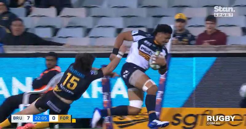 Super Rugby. Quand un 15 de 87 kg arrête un 8 de 105 kg lancé [VIDÉO]