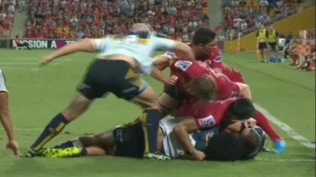 VIDEO. Super Rugby - Les Reds furieux après l'uppercut non sanctionné de Stephen Moore sur Ed Quirk