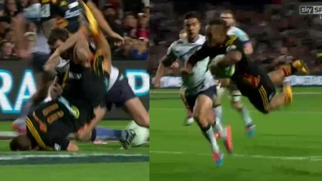 VIDEO. Super Rugby. Tim Nanai-Williams se fait retourner avant de mystifier 5 défenseurs pour l'essai 