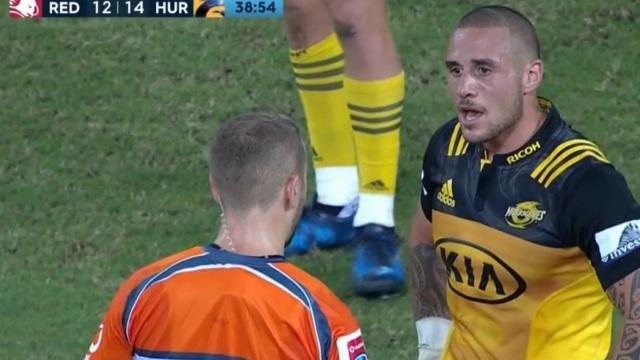 VIDEO. Super Rugby : en plein match, TJ Perenara explique la règle à l'arbitre, qui reconnaît son erreur