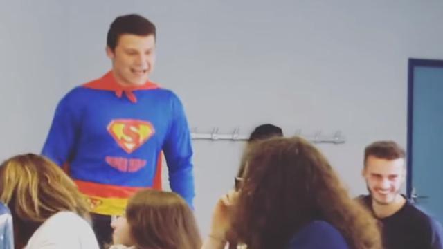 VIDEO. Un joueur de Pau enfile son costume de Superman et sauve sa classe de Terminale