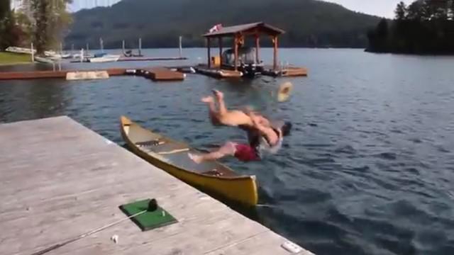 VIDEO. INSOLITE. Tranquille sur son canoë, il se fait dézinguer par un rugbyman nu  