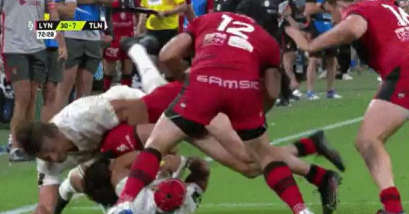 Challenge Cup. Eben Etzebeth méritait-il un carton rouge après sa charge sur Niniashvili ?