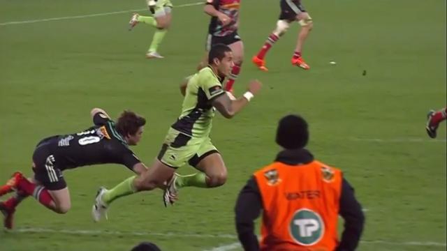 VIDEO. Premiership - Harlequins. Tim Swiel nous offre un plaquage à une main sur George Pisi