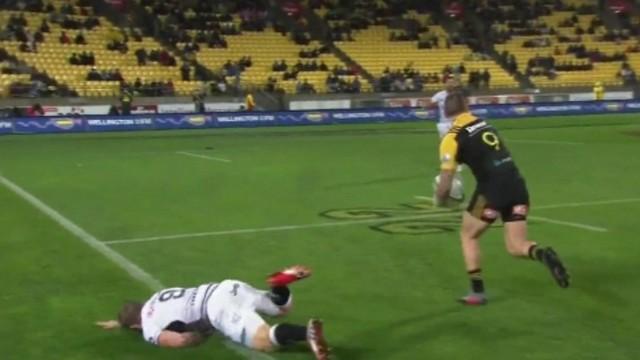 VIDÉO. Super Rugby. TJ Perenara châtie l'ancien Toulonnais Michael Claassens avec un gros raffut 