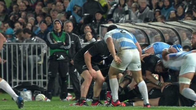 VIDÉO. Tomas Lavanini suspendu pour un déblayage musclé sur Richie McCaw