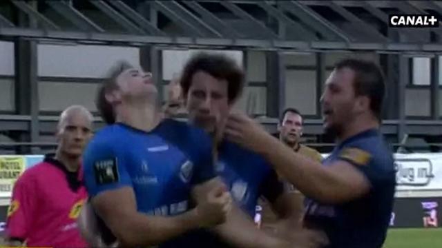 GIF. Top 14 - Castres. Rory Kockott marque un essai et se prend un bon coup d'épaule...de la part d'un coéquipier