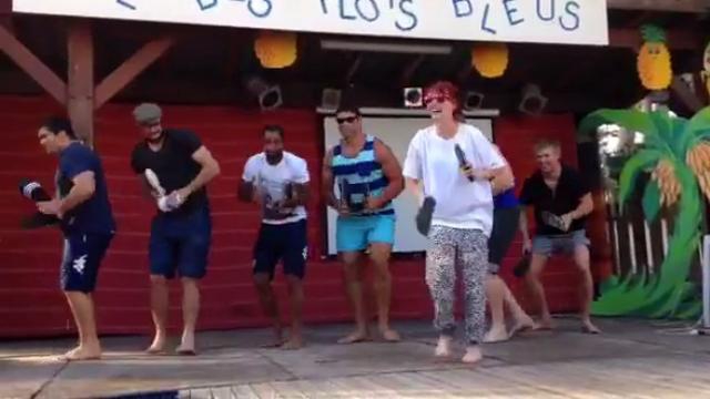 VIDEO. Top 14 - Les joueurs de l'UBB font la danse des tongs au célèbre Camping des Flots Bleus