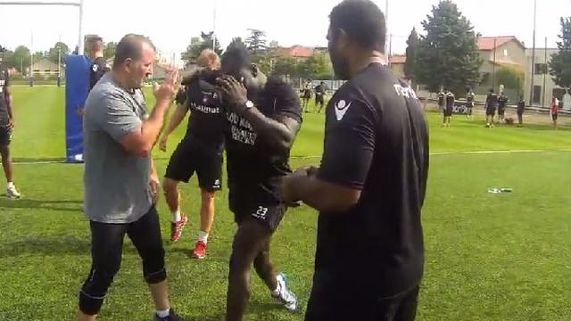 VIDEO. Top 14 - Les joueurs du LOU initiés à la boxe avec Fabrice Tiozzo, Grenoble passe l'épreuve de la pesée