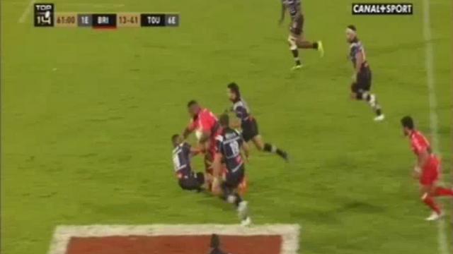 GIF. Top 14 - RCT. Mathieu Bastareaud marche sur Damien Neveu avec une grosse charge