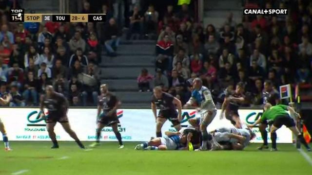 GIF. Top 14 - Stade Toulousain - Castres. Thomas Ramos envoie un coup de pied vers la tête de Mihaita Lazar et prend un rouge