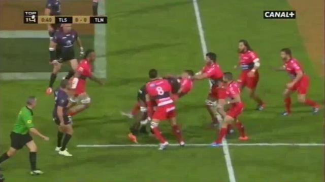 GIF. Top 14 - Stade Toulousain. Yacouba Camara colle un gros caramel à Juan Smith