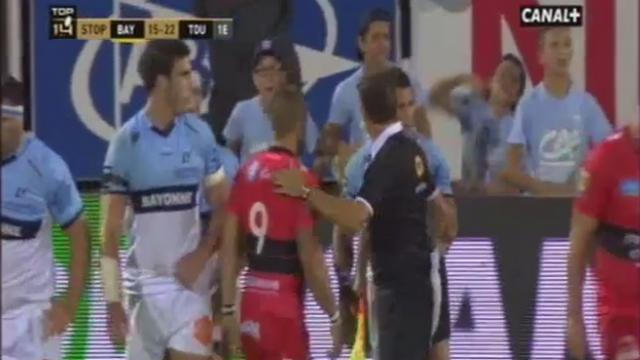 GIF - Top 14 - Un petit Bayonnais cherche à coller des beignes aux Toulonnais en bord de touche