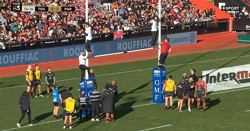 VIDEO. Top 14. Scène invraisemblable à Toulouse : deux hommes s'attachent aux poteaux, le match stoppé !