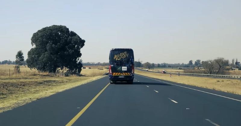 Tu sais que tu voyages en bus avec ton équipe de rugby quand...