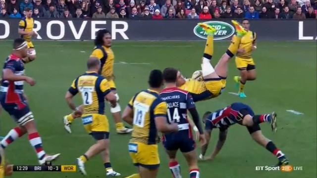 VIDEO. Premiership - Tusi Pisi fait les frais du règlement après une charge dangereuse dans les airs 