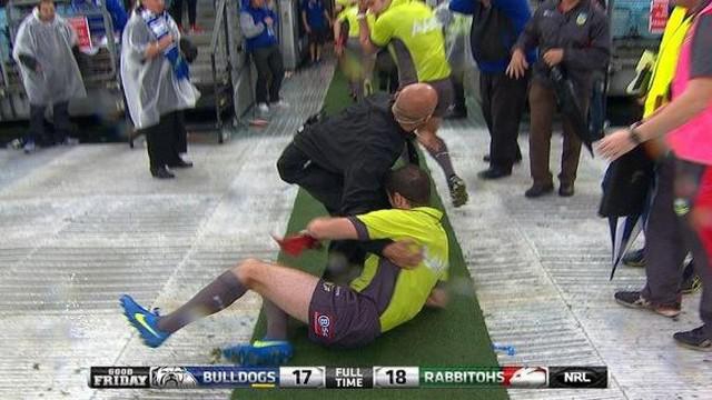 VIDEO. NRL. Un arbitre hospitalisé après avoir reçu une bouteille lors d'une fin de match houleuse 