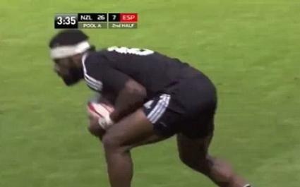 Un espagnol colle un gros tampon à un All Black