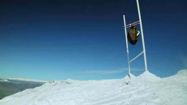 VIDEO. Insolite - Quand un homme-ballon de rugby géant passe une pénalité sur des skis en Nouvelle-Zélande